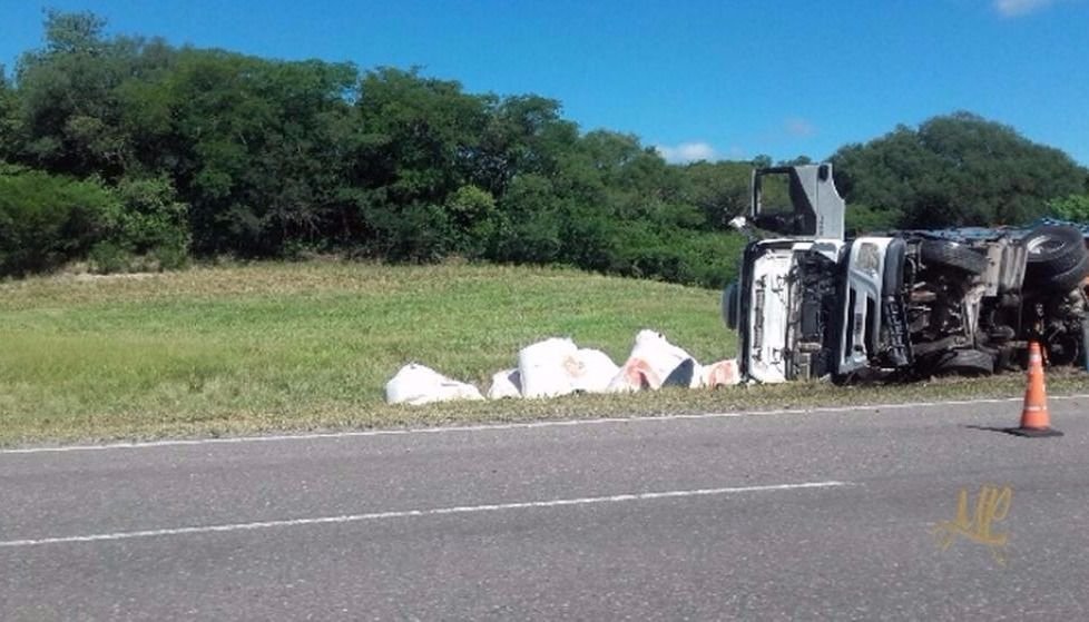 Un camión que transportaba químicos volcó en Río Piedras - El Tribuno.com.ar