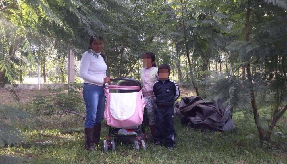 Vive en una plaza por denunciar un abuso a su hija 
