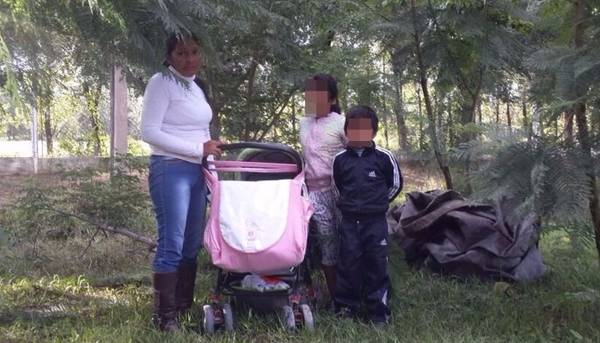 Vive en una plaza por denunciar un abuso a su hija Vive en una plaza por denunciar un abuso a su hija