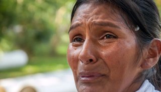 Dieron asistencia a la mujer que que estaba con sus tres hijos viviendo en una plaza