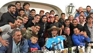 El Chaqueño, la cábala oficial de Gimnasia, agasajó al plantel con un asado