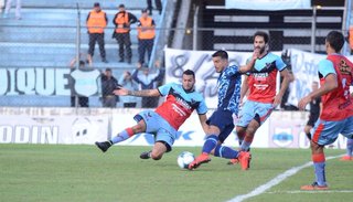 Gimnasia encamina su campaña y ahora sonríe