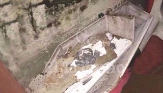 Hallan el féretro de un bebé tirado en las vías del tren