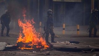 Un muerto y destrozos en graves disturbios y saqueos en Caracas