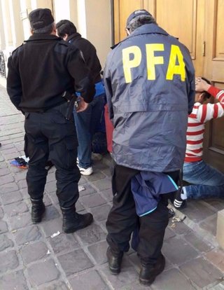 Dos detenciones en plena vía pública generaron un revuelo en el centro salteño