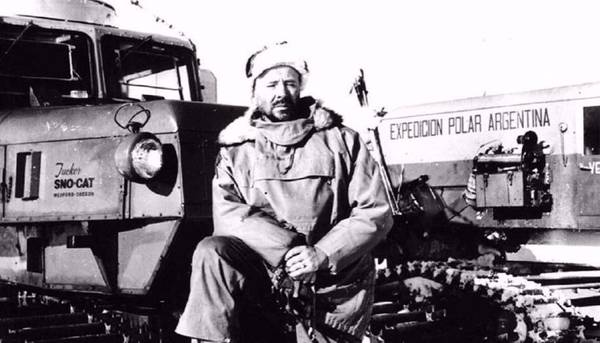 El entonces coronel Leal descansa sobre un snowcat. Archivo