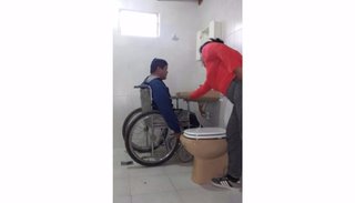 Construyeron un baño para un joven discapacitado