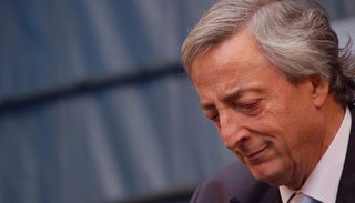 Un documento revela que Néstor Kirchner manejó fondos de Santa Cruz en un paraíso fiscal