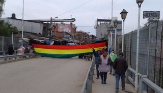 Bagayeros bolivianos cortan el puente internacional