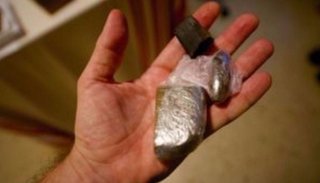 Una mujer fue sorprendida al intentar entrar marihuana en un pote de champú a la Alcaidía