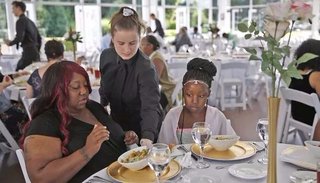 Cancelaron su lujosa boda y ofrecieron el banquete a personas carenciadas