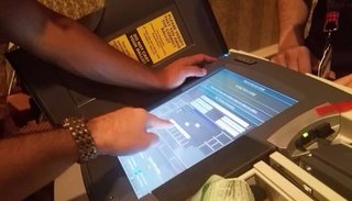 Los hackers de Defcon encuentran que es muy fácil romper las máquinas de votación