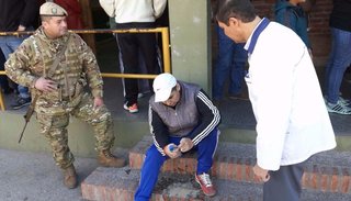 Bernardo Biella fue a votar, pero antes debió atender a un hombre que se descompuso