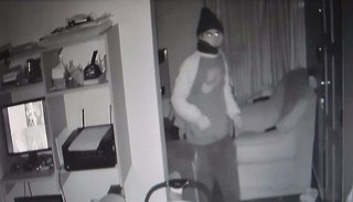 VIDEO: Un policía retirado sorprendió a un ladrón en su cocina y resistió a las piñas