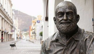 Resignifican la estatua del “Cuchi”en la calle Caseros