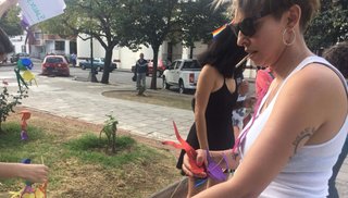 VIDEO: "Besazo" frente a la Central de Policía