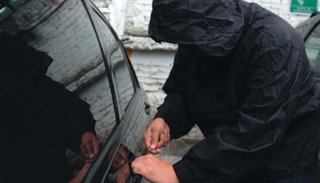Roban bienes de dos camionetas