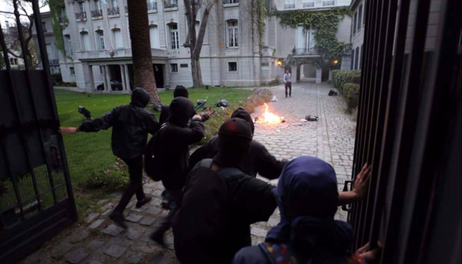 Santiago Maldonado: Encapuchados provocaron destrozos en la Embajada argentina en Chile Santiago Maldonado: Encapuchados provocaron destrozos en la Embajada argentina en Chile